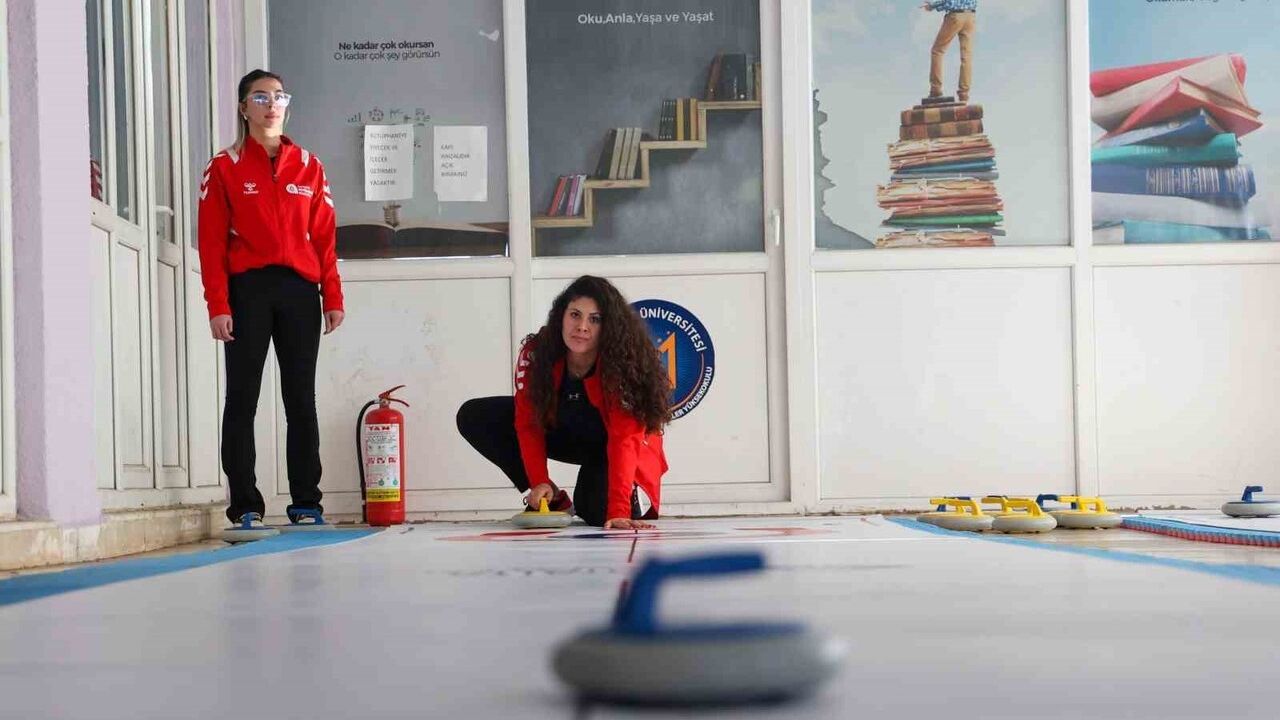 Antalya'da Kız Çocukları Floor Curling ile Buluştu