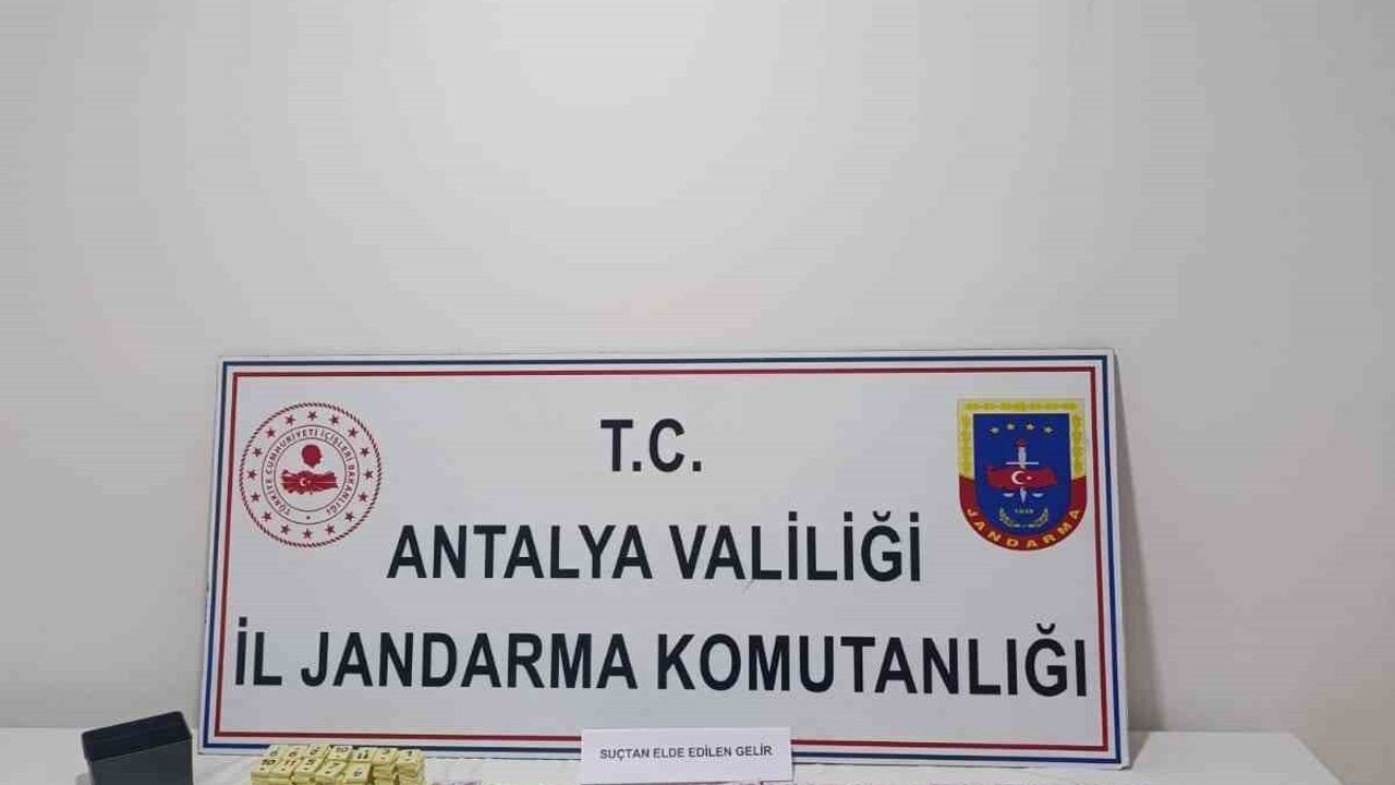 Antalya'da Kumar Oynatan Mahalle Muhtarı Yakalandı