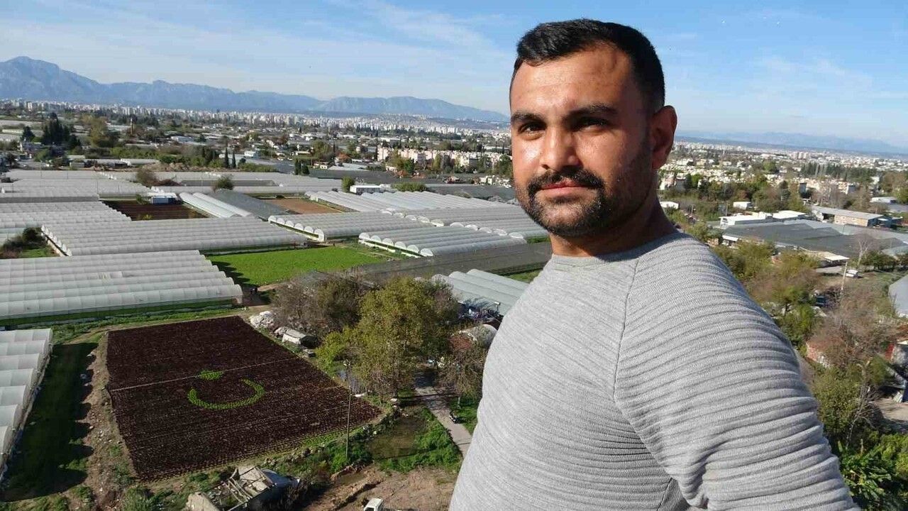 Antalya'da Marullarla Türk Bayrağı Deseni