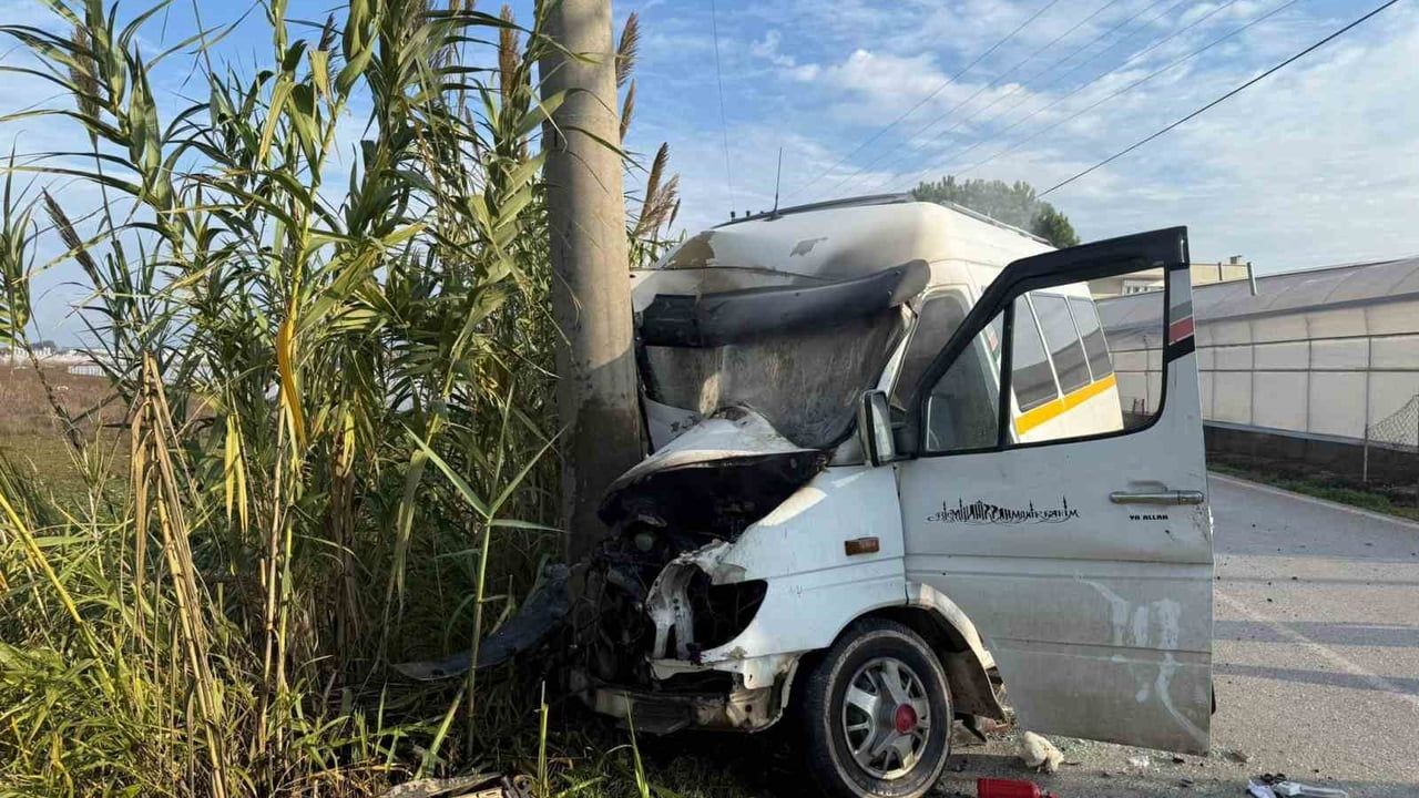 Antalya'da Minibüs Kazası: İki Yaralı