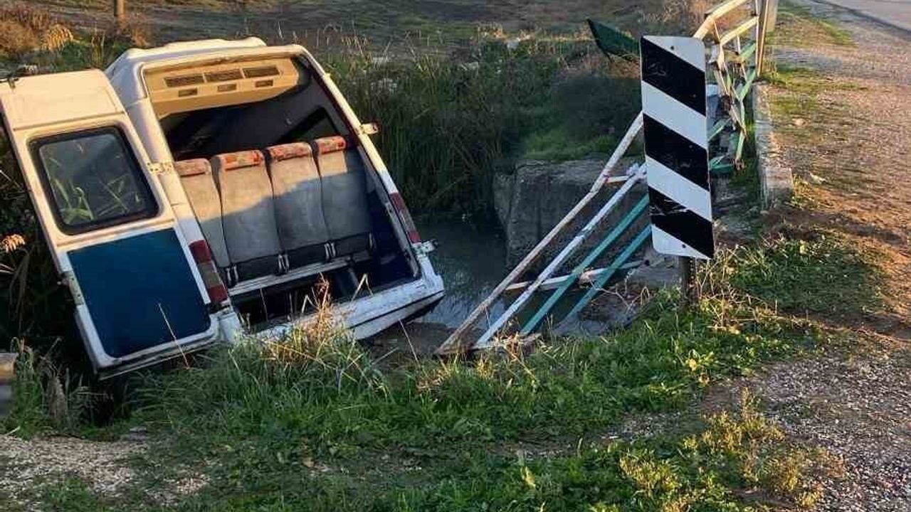 Antalya'da Minibüs Sulama Kanalına Uçtu, Sürücü Kayboldu