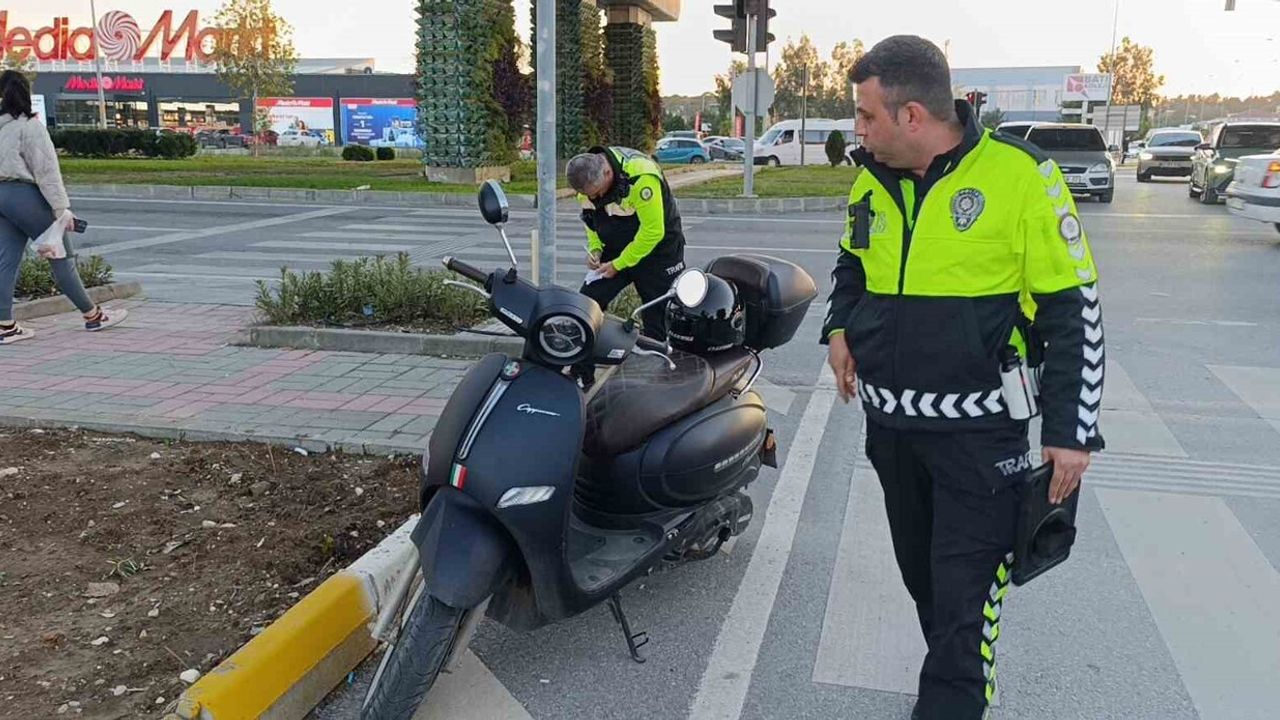 Antalya'da Motosiklet ve Otomobil Çarpıştı