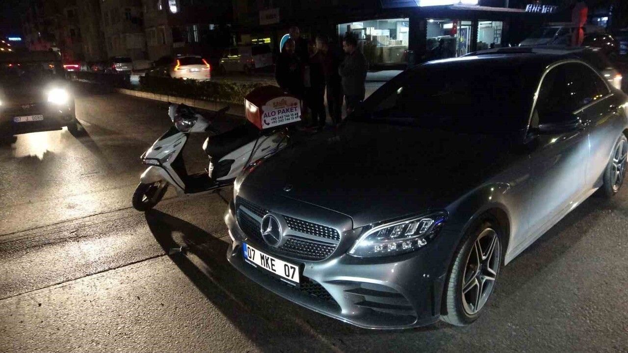 Antalya'da Motosiklet ve Otomobil Çarpıştı