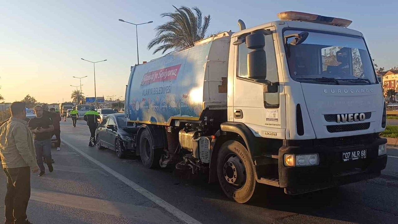 Antalya'da Otomobil Yol Süpürme Aracına Çarptı