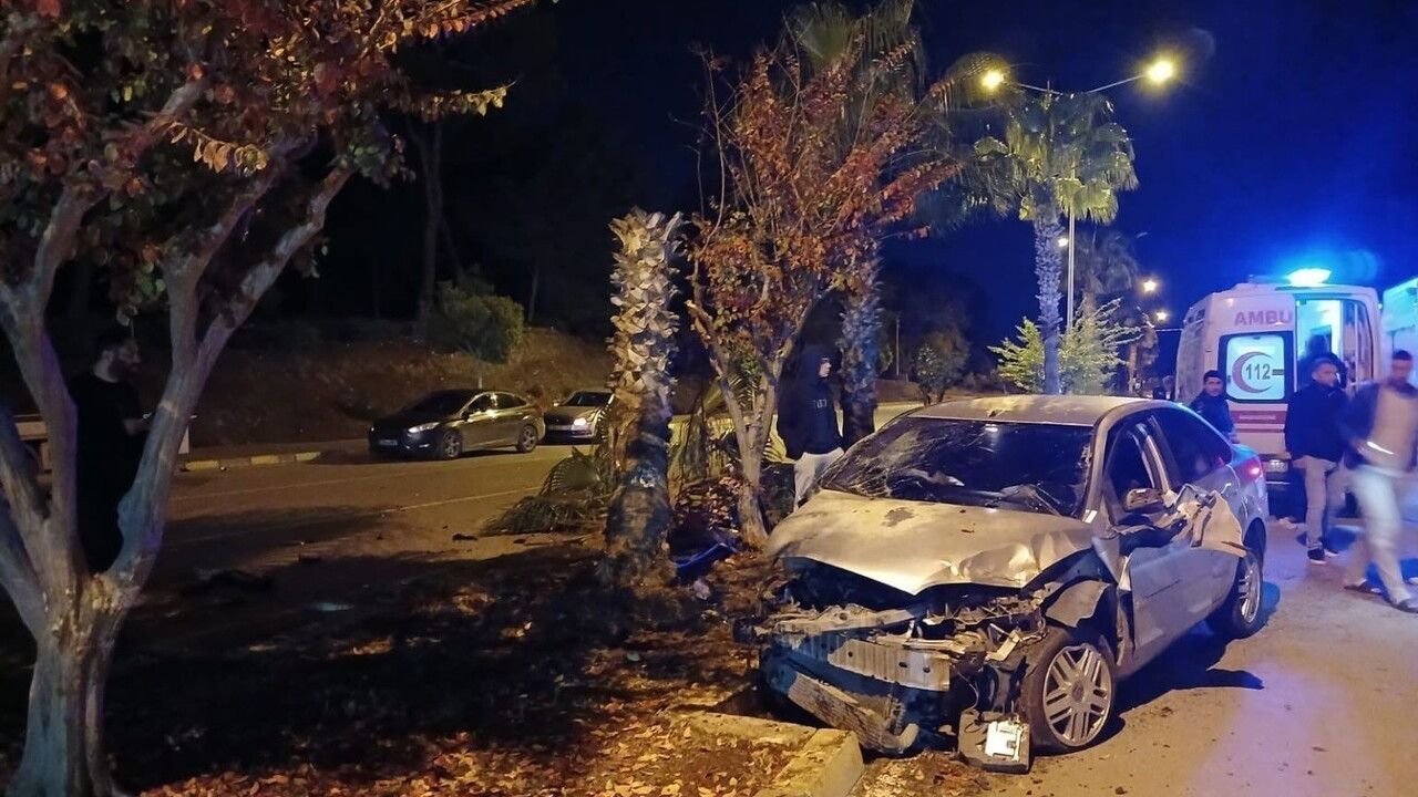 Antalya'da Palmiyeye Çarpan Araç Kazası