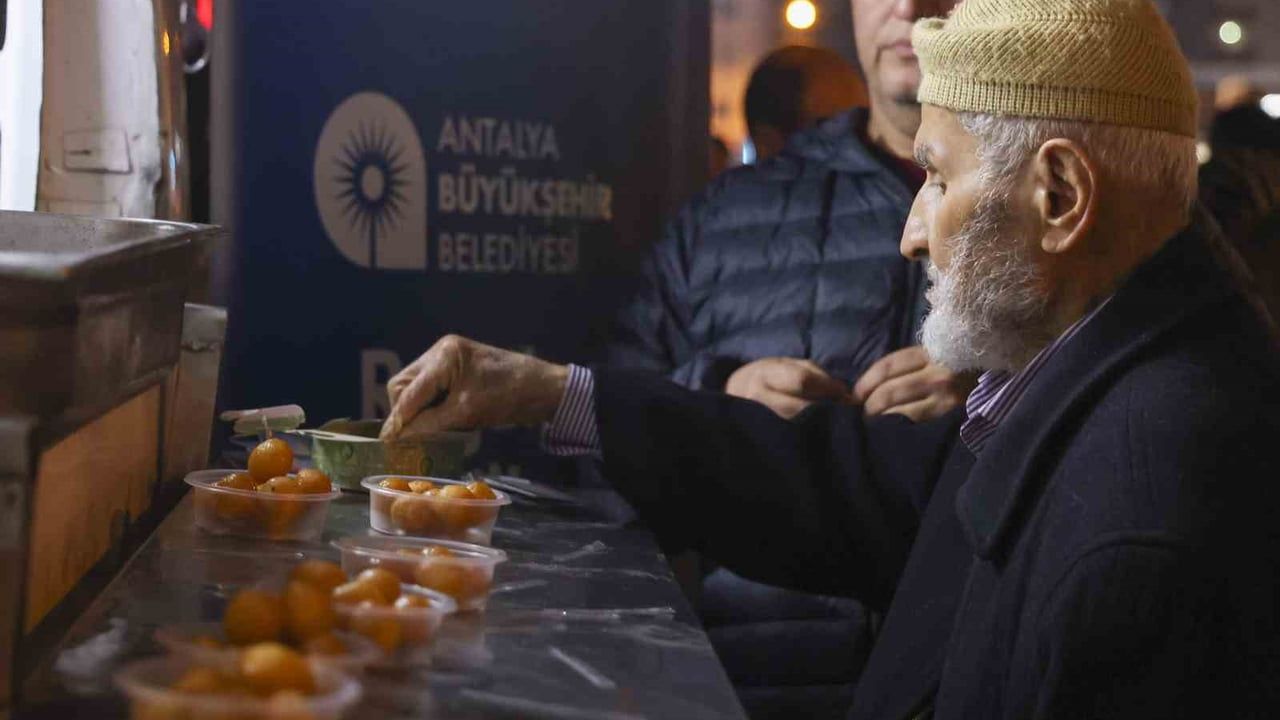 Antalya'da Regaip Kandili Başarılı İkram Organizasyonu