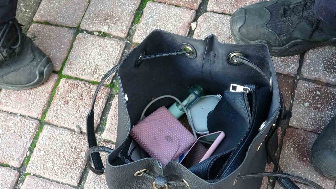 Antalya’da Şüpheli Kadın Çanta Bıraktı, Mezarlıkta Dua Ederken Yakalandı
