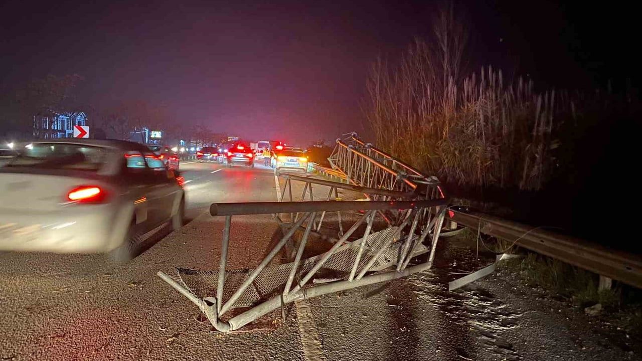 Antalya'da Tır EDS Direğine Çarparak Devrildi, 2 Yaralı