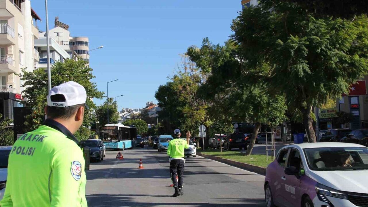 Antalya’da Trafik Denetimlerinde 11 Bin 553 Ceza Kesildi