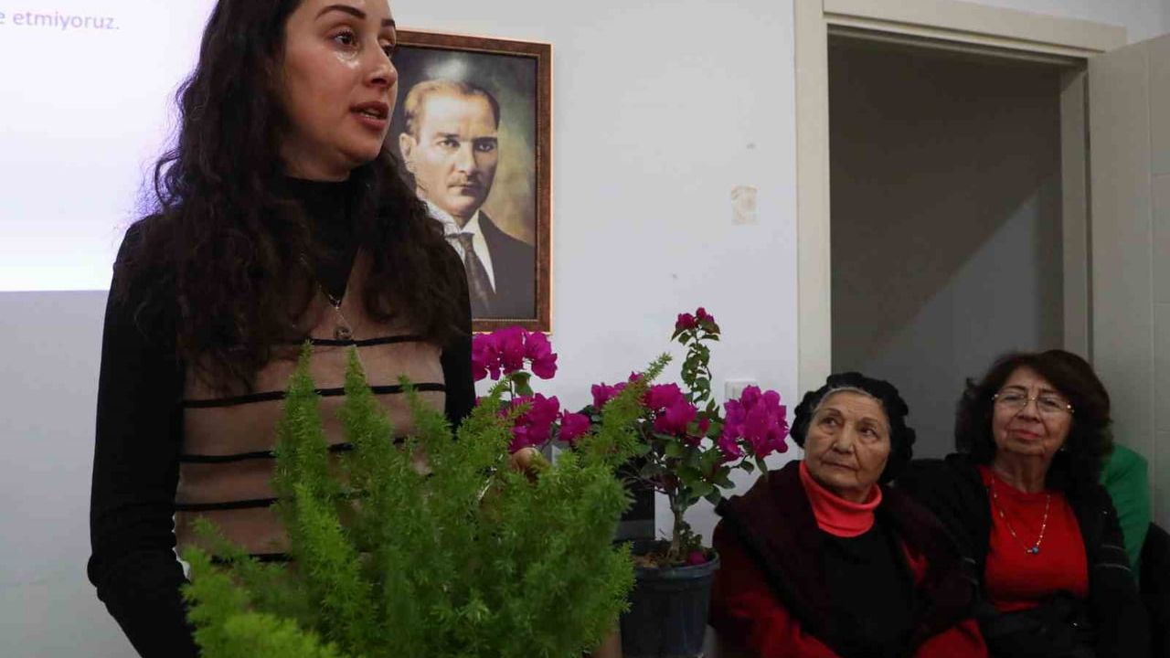 Antalya'da Yaşlılar için Çiçek Yetiştiriciliği Eğitimi Düzenlendi