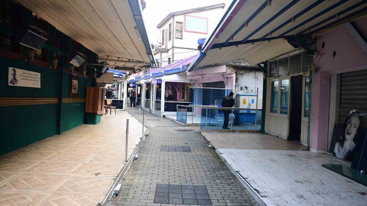 Arap Şükrü Sokağı'nda Kaçak Yapılara Son