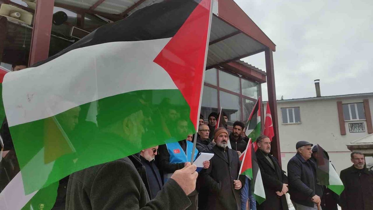 Ardahan'da Cuma Namazı Çıkışı Filistin İçin Destek Gösterisi