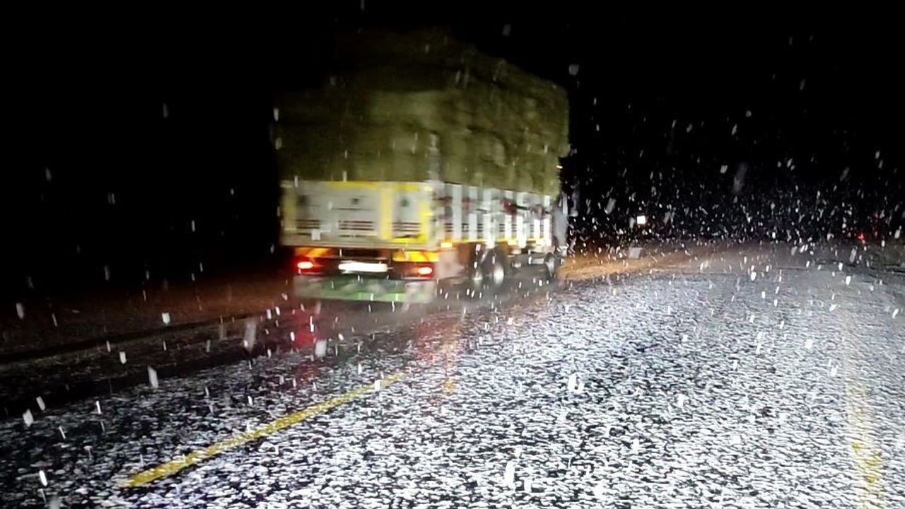 Ardahan'da Kar Yağışı Ulaşımı Zora Soktu