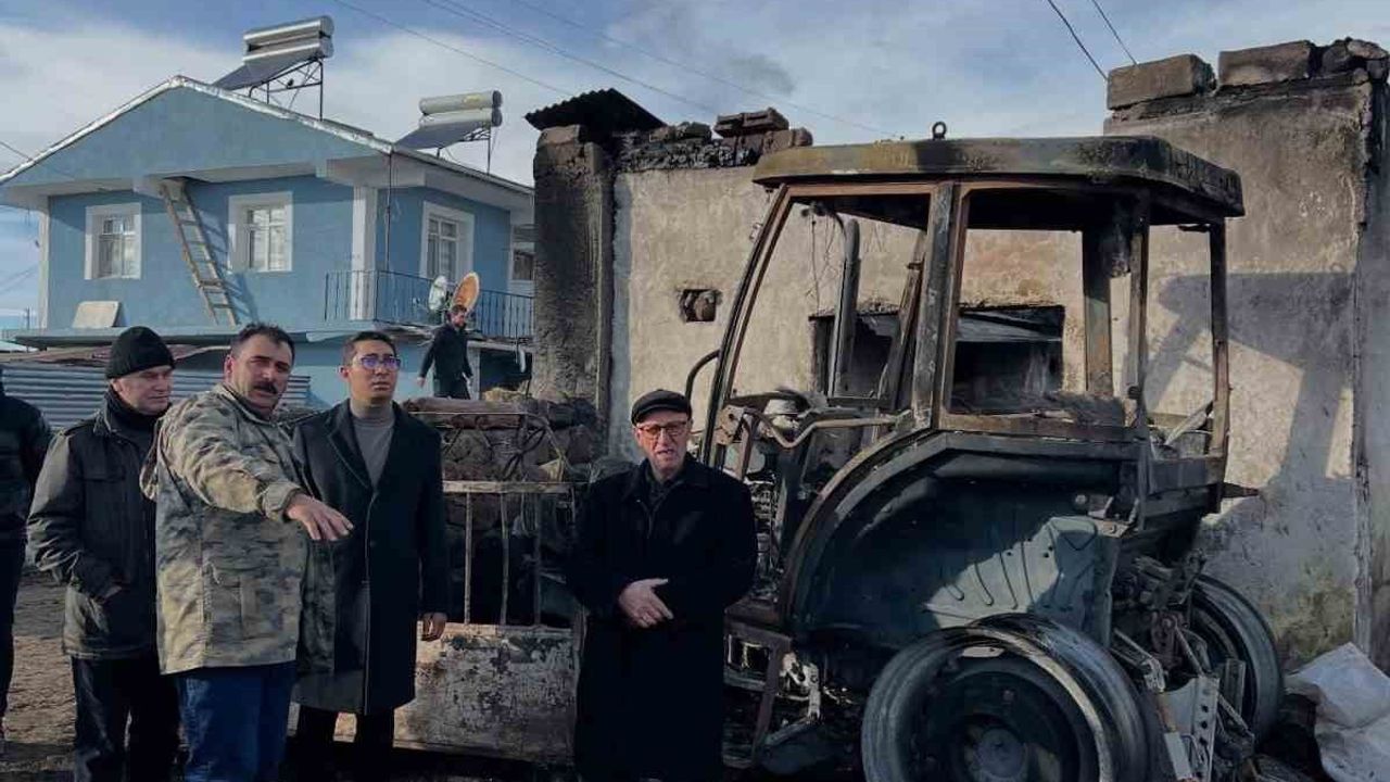 Ardahan'da Yangın Felaketi: Traktör ve Tahıllar Kül Oldu
