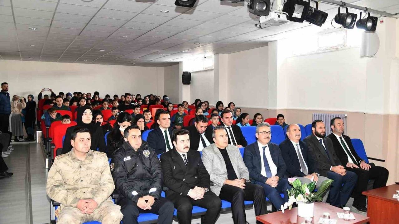 Ardahan Valisi Hayrettin Çiçek Kariyer Günleri Etkinliğinde Öğrencilerle Buluştu