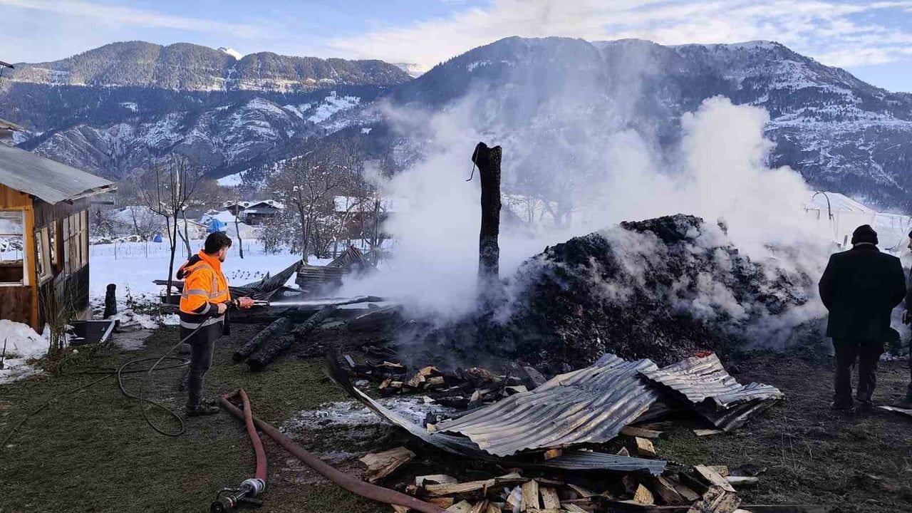 Ardanuç'ta Ahır Yangını: Yangın Kullanılamaz Hale Getirdi