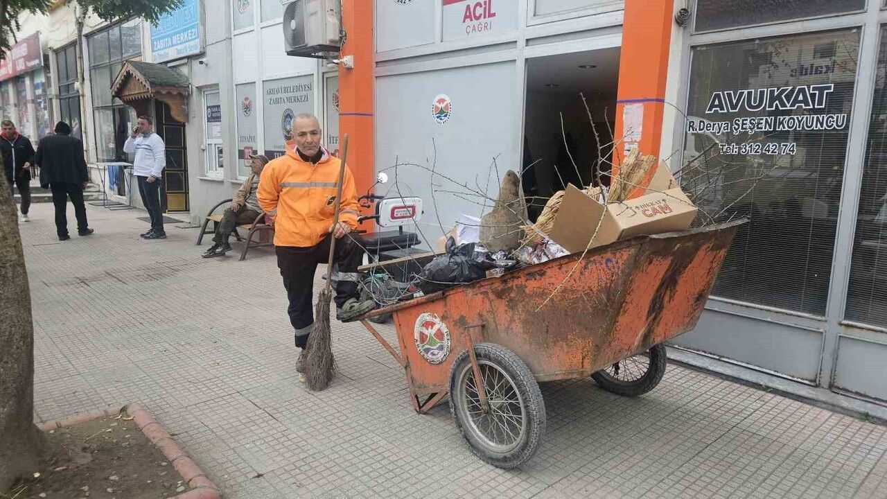 Arhavi'nin Temizlik Görevlisi: Müzik ile Dans Ediyor