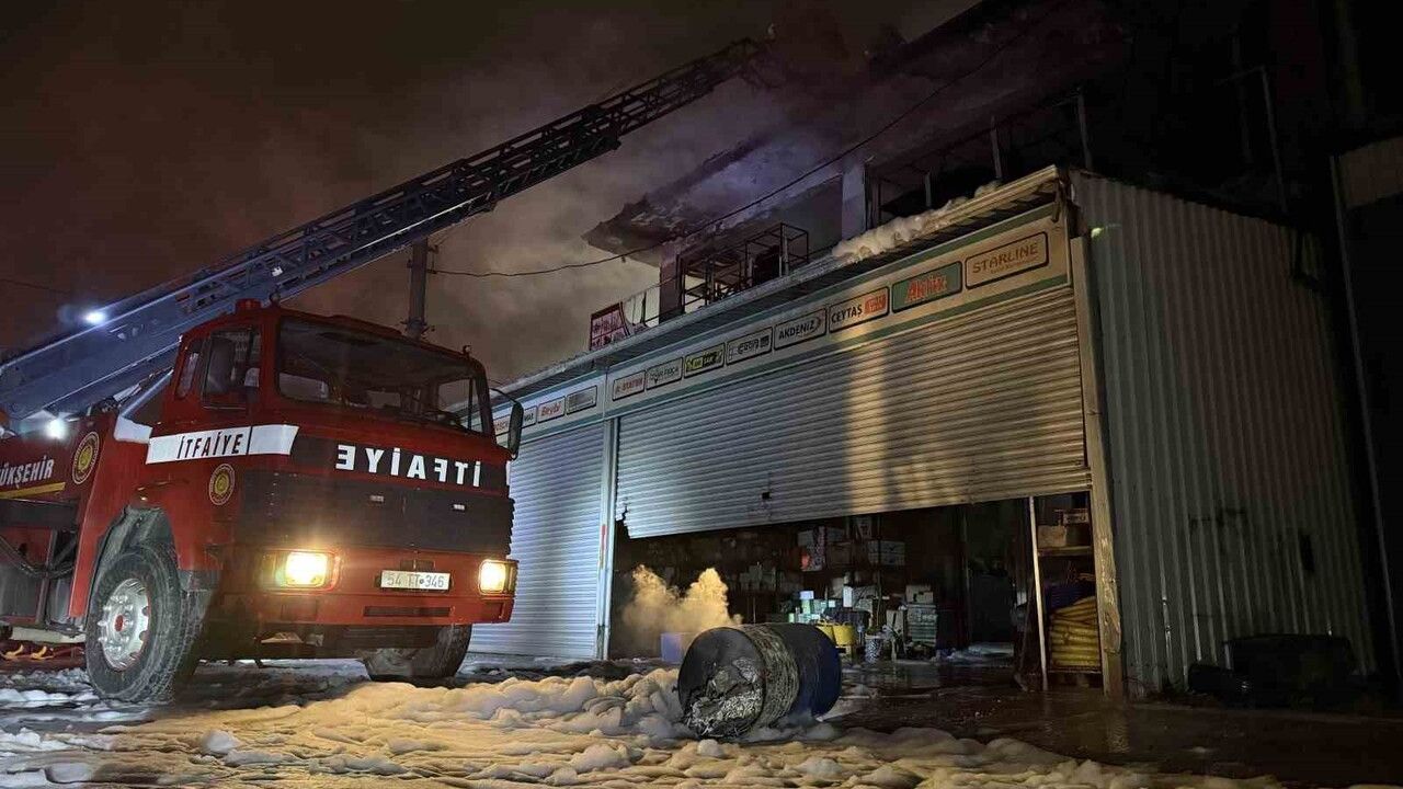 Arifiye'de Hırdavat Dükkanında Yangın