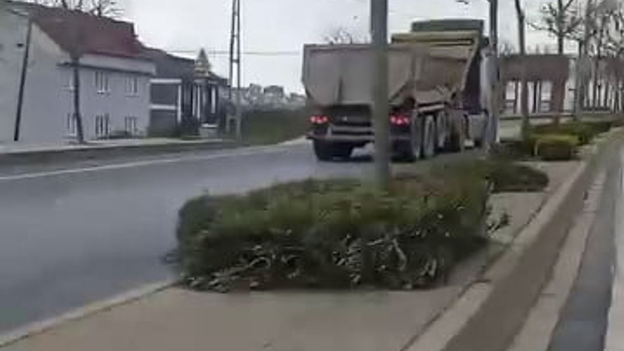 Arnavutköy'de Ters Yönde Seyreden Hafriyat Kamyonu Kazaya Davetiye Çıkardı