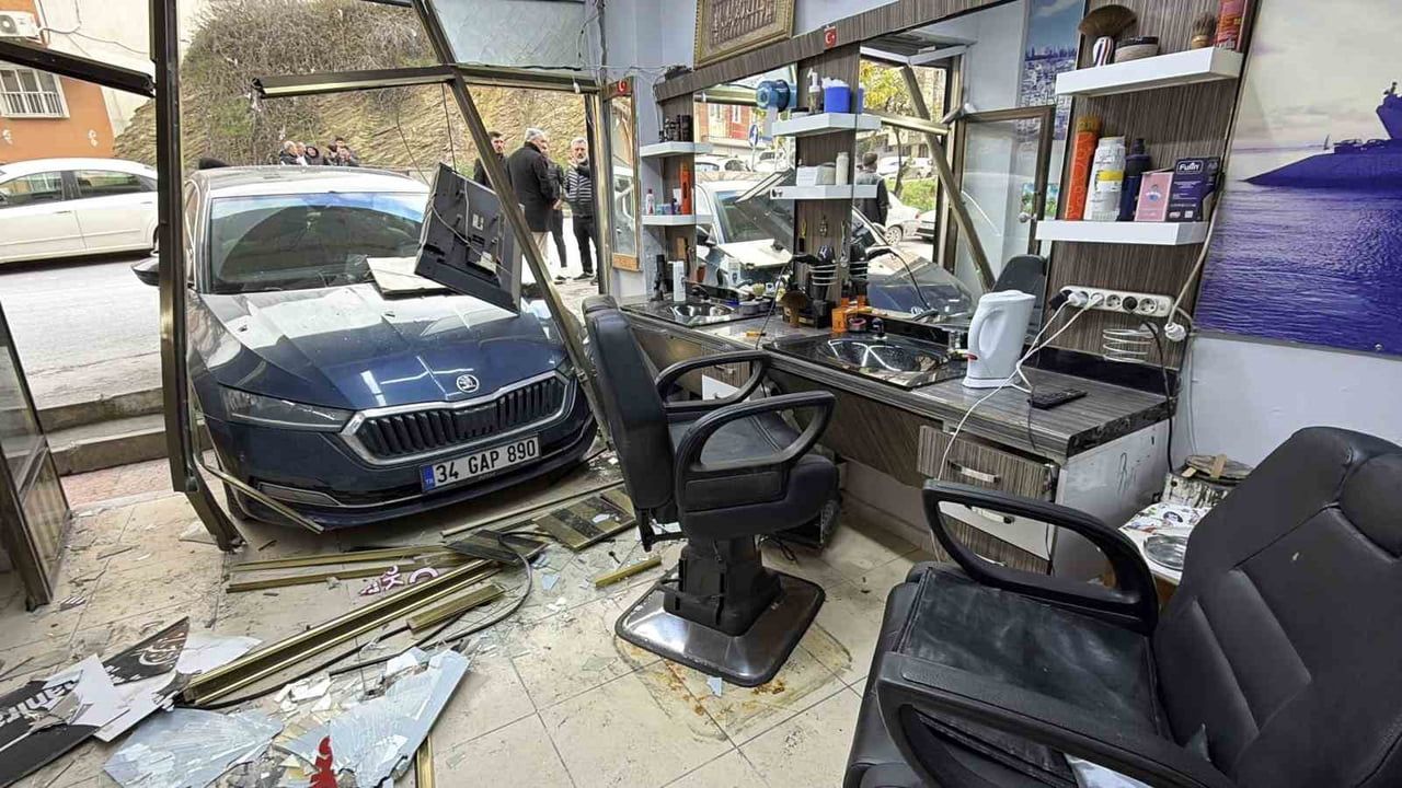 Arnavutköy'de Traş Sırasında Kaza: Otomobil Berber Dükkanına Daldı