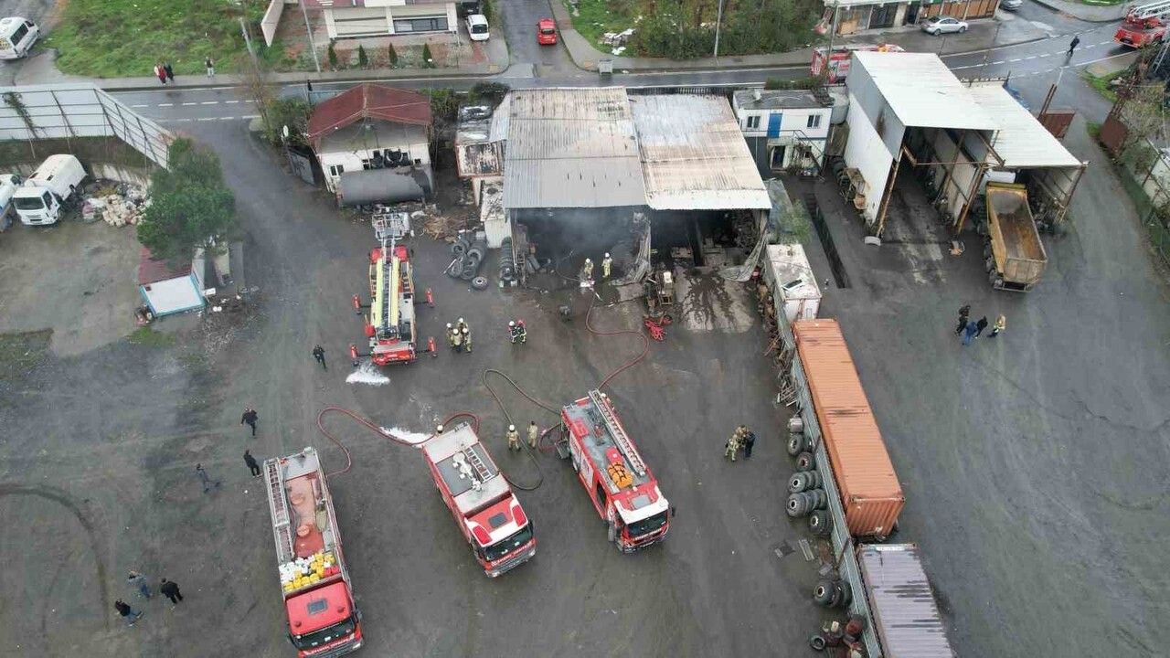 Arnavutköy'deki Tır Tamirhanesinde Yangın