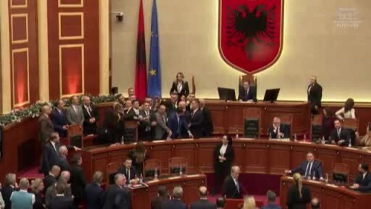 Arnavutluk’ta Parlamento Tansiyonu Yükseldi