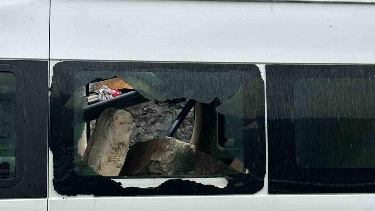 Artvin-Borçka Yolunda Yamaçtan Kaya Düşmesi: Minibüs Hasar Aldı