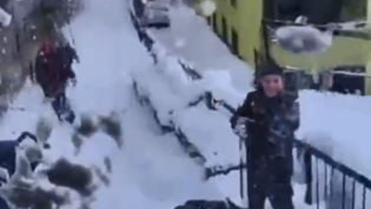 Artvin'de Kar Tempestesi: Çocuklardan İş Makinesine Neşeli Direniş