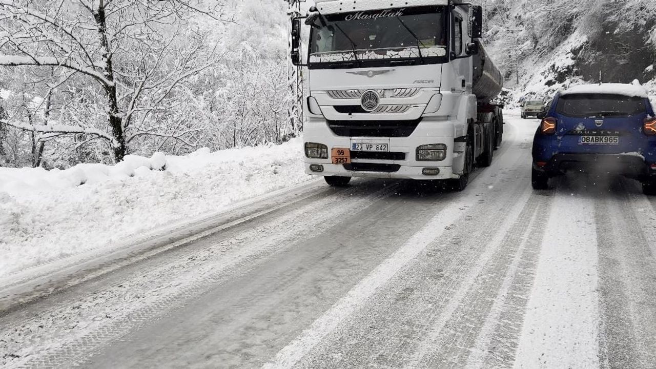 Artvin'de Kar Yağışı ve Yol Kazaları