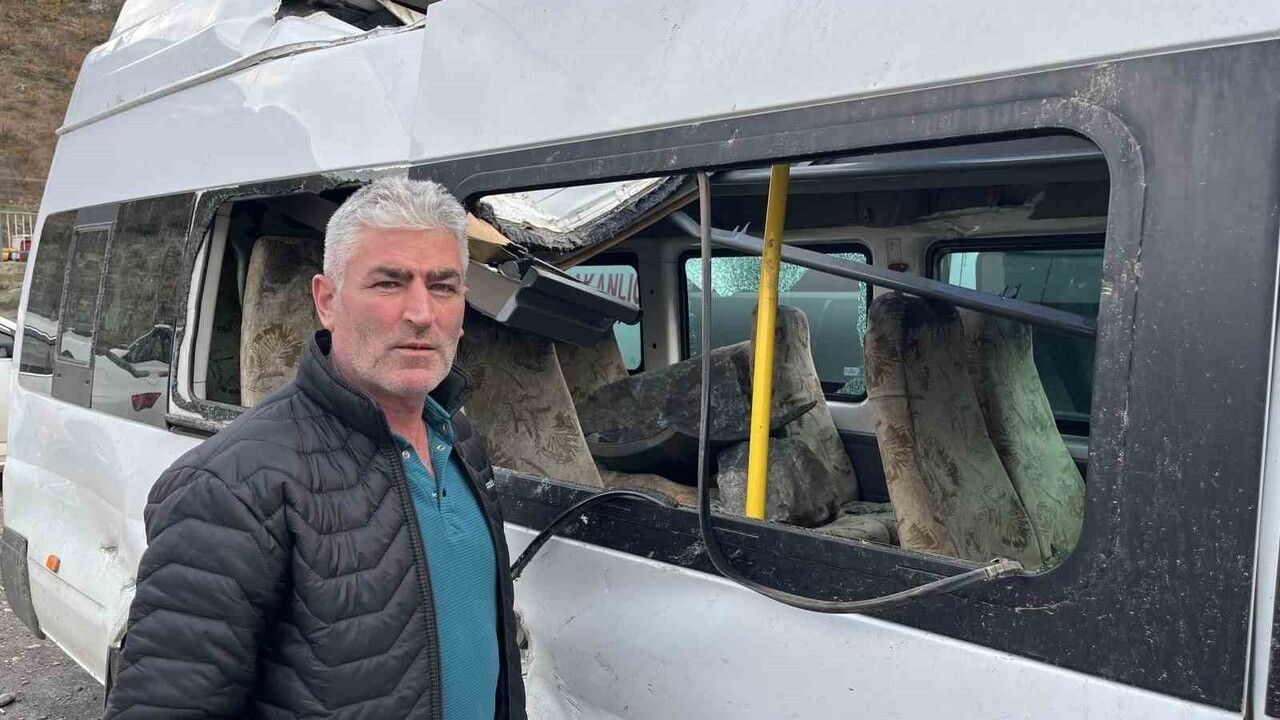 Artvin'de Minibüsüne Düşen Kayalarla İlgili Korku Dolu Anlar