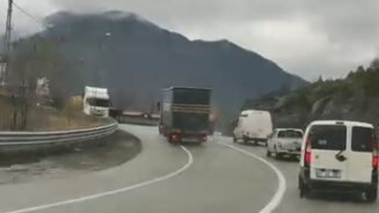 Artvin'de Tır Sürücüsünden Tehlikeli Sollama Denemesi