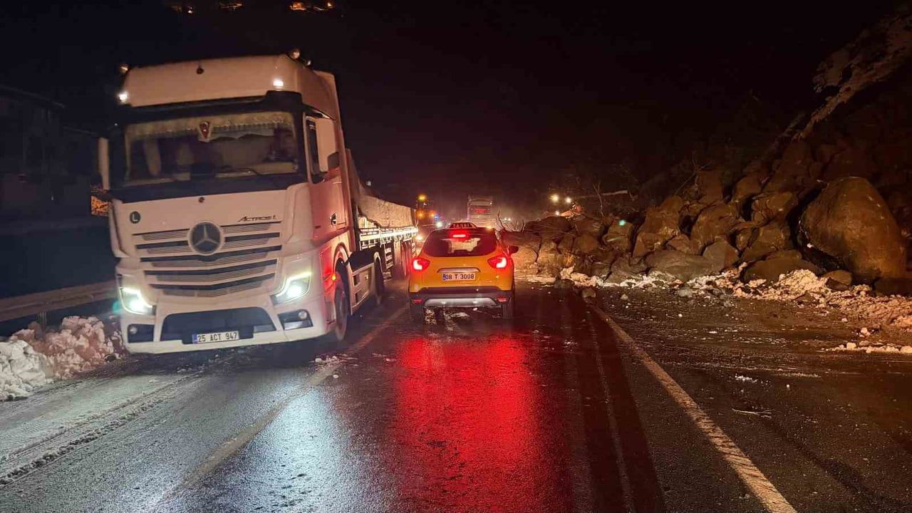 Artvin'deki Heyelan Sonucu Karayolu Kapandı