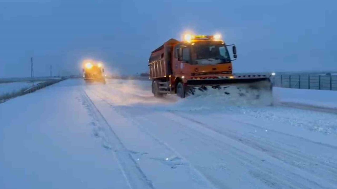 Aşkale'de Karla Mücadele Çalışmaları Başladı