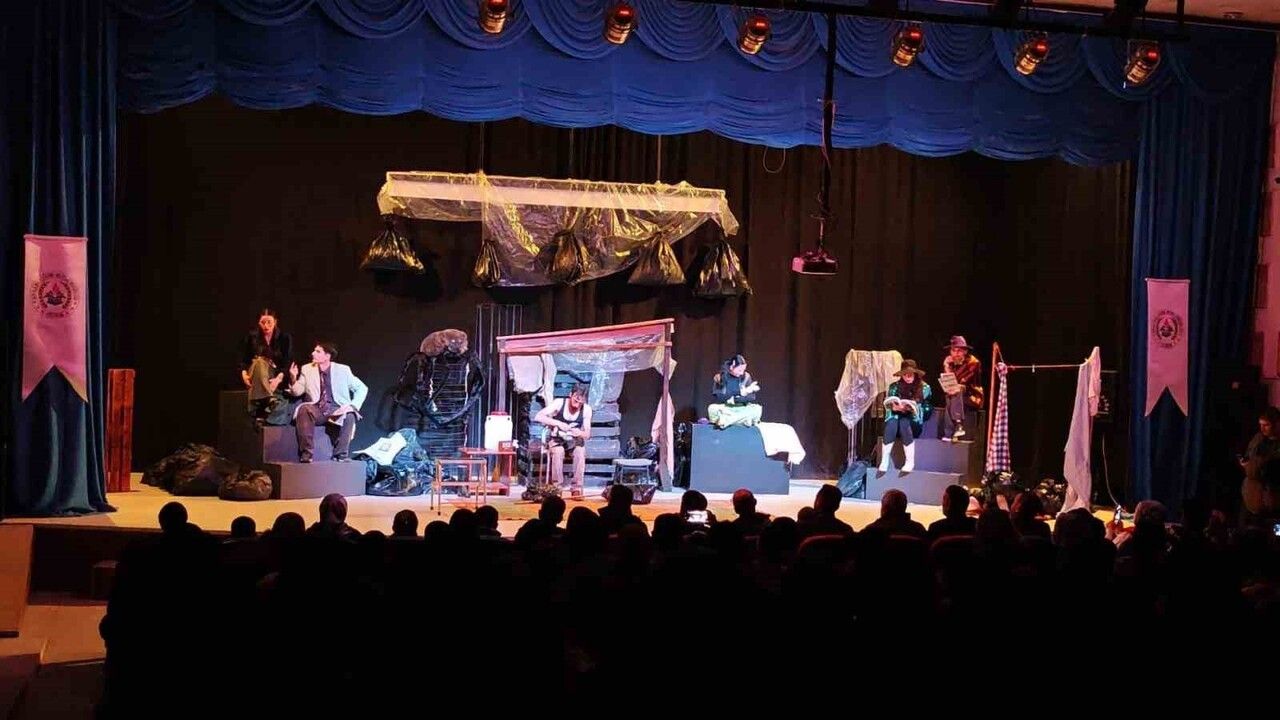 Aşkale'de Tiyatro Rüzgarı: 'Mavi Kolye' Oyunu Işıklar Altında