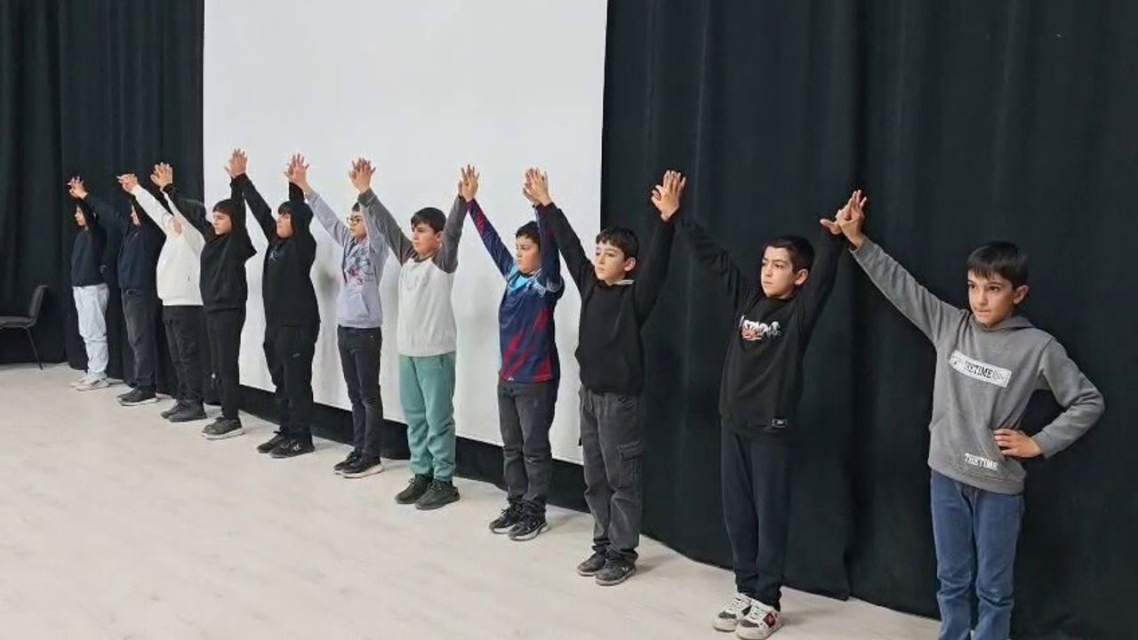 Aşkaleli Öğrenciler Halk Oyunları Yarışmasına Hazırlanıyor