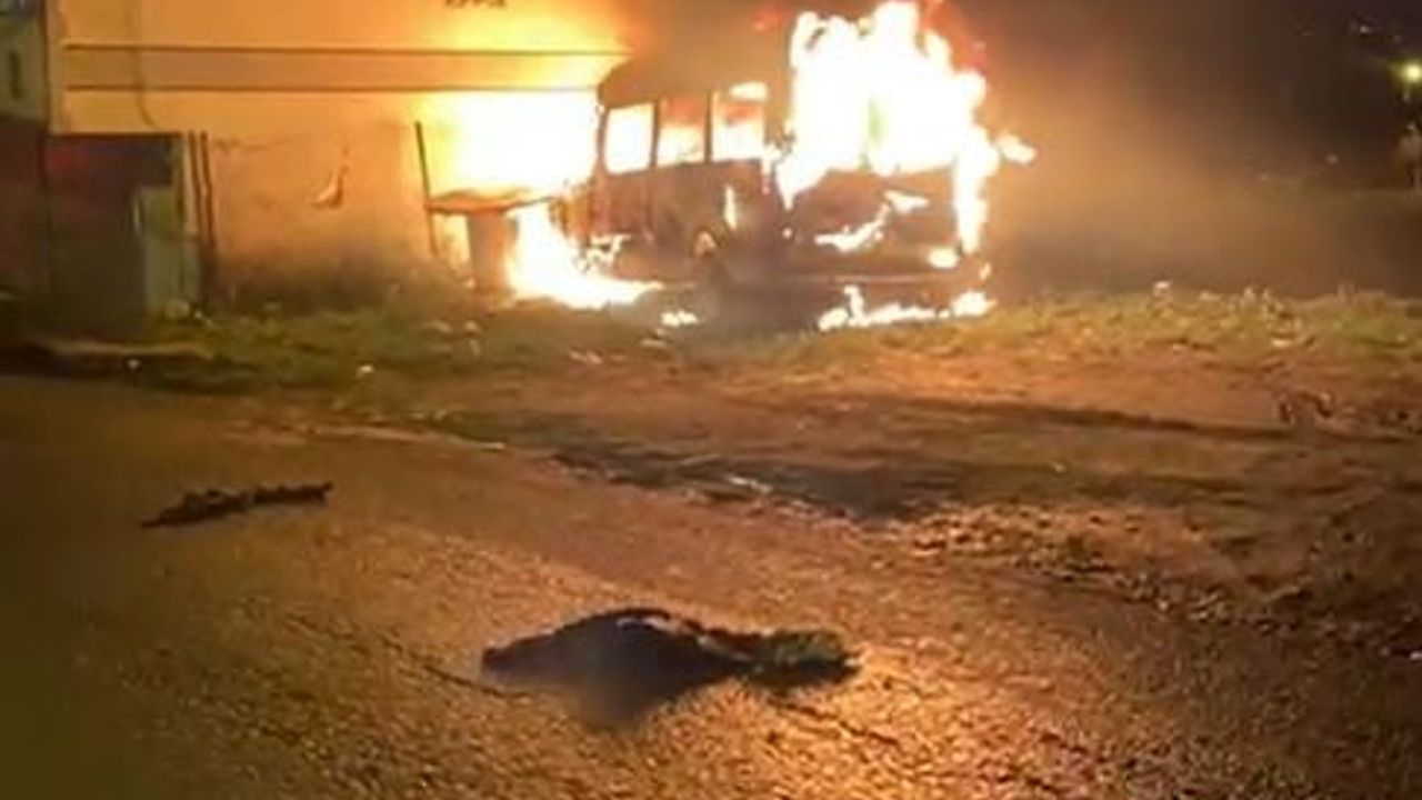 Avcılar'da Minibüs Yangını: Araç Kül Oldu
