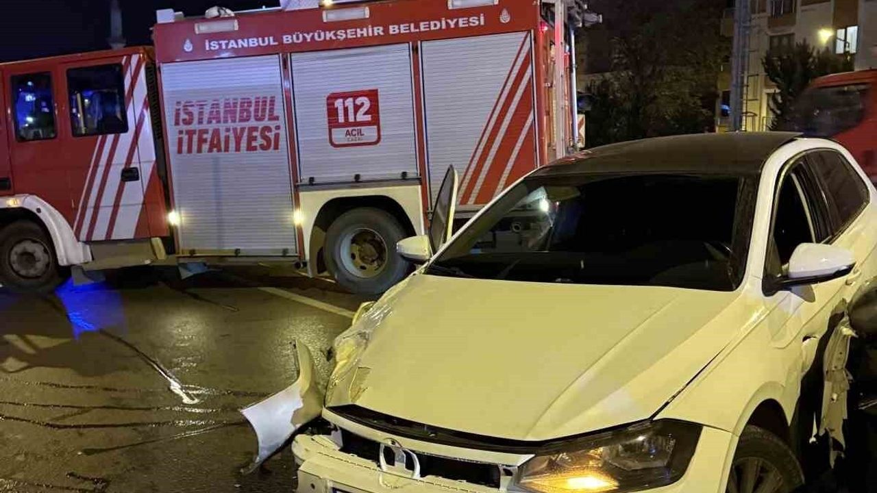 Avcılar'daki Trafik Kazası: 2 Yaralı, Sürücü Kaçtı