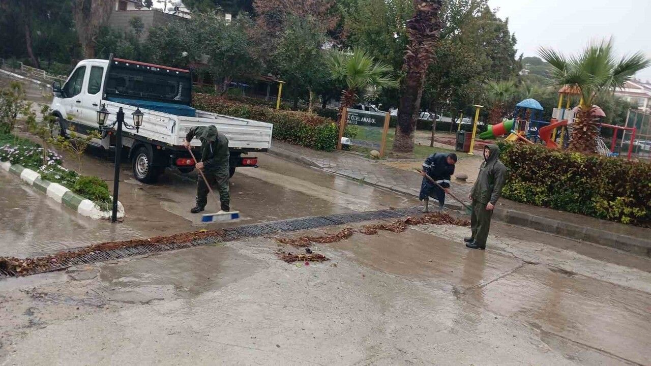 Aydın Büyükşehir Belediyesi Sağanak Yağışla Mücadele Ediyor