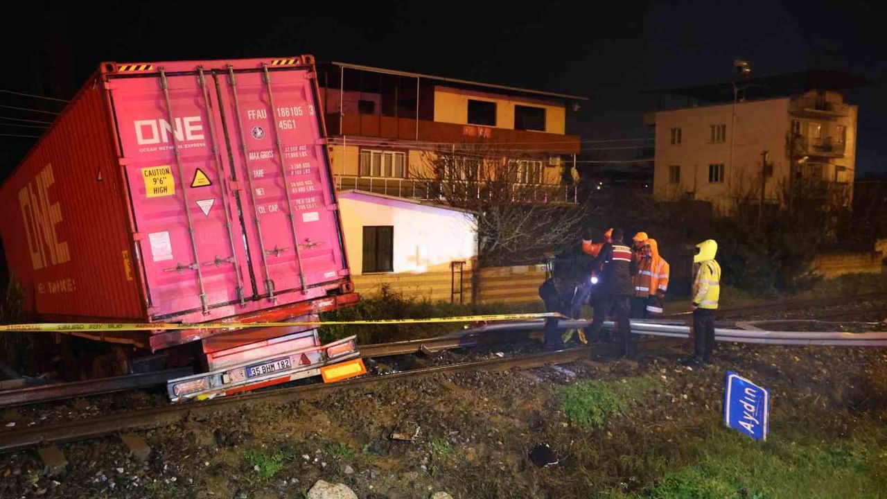 Aydın'da Tır Kazası: 1 Ölü, Tren Seferleri Durduruldu
