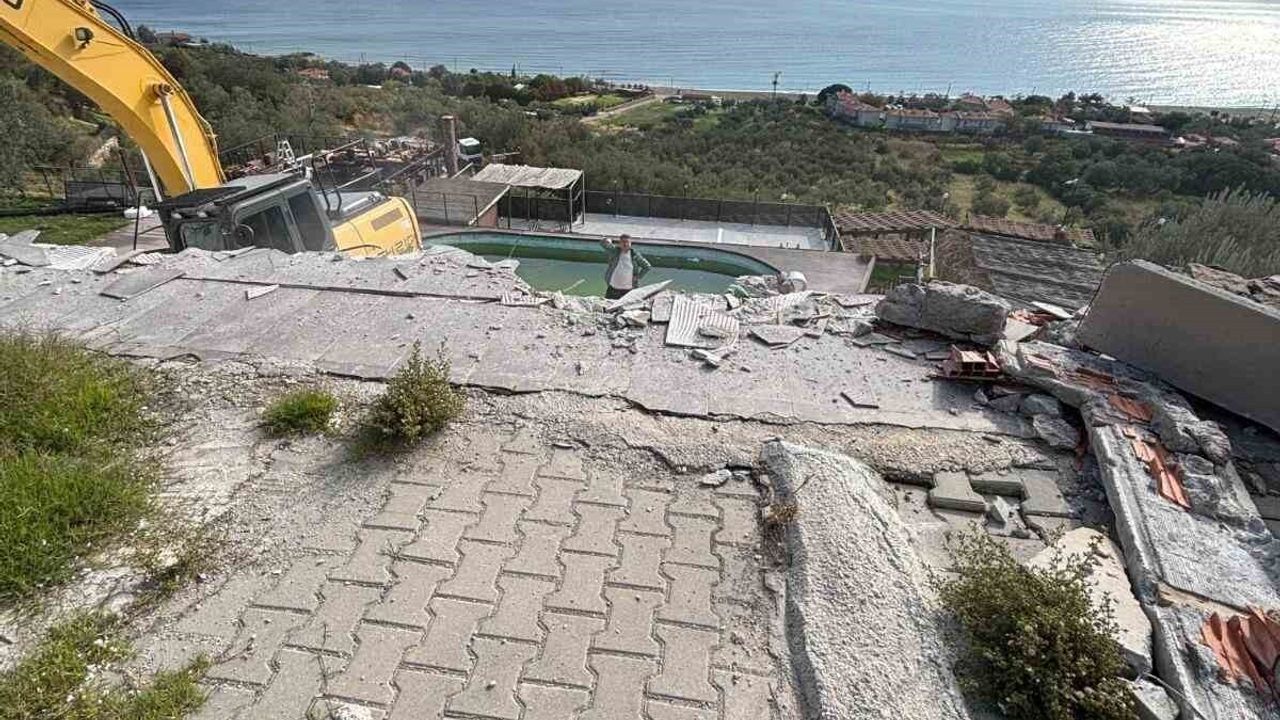 Ayvacık’ta 66 Kaçak Yapı Yıkıldı