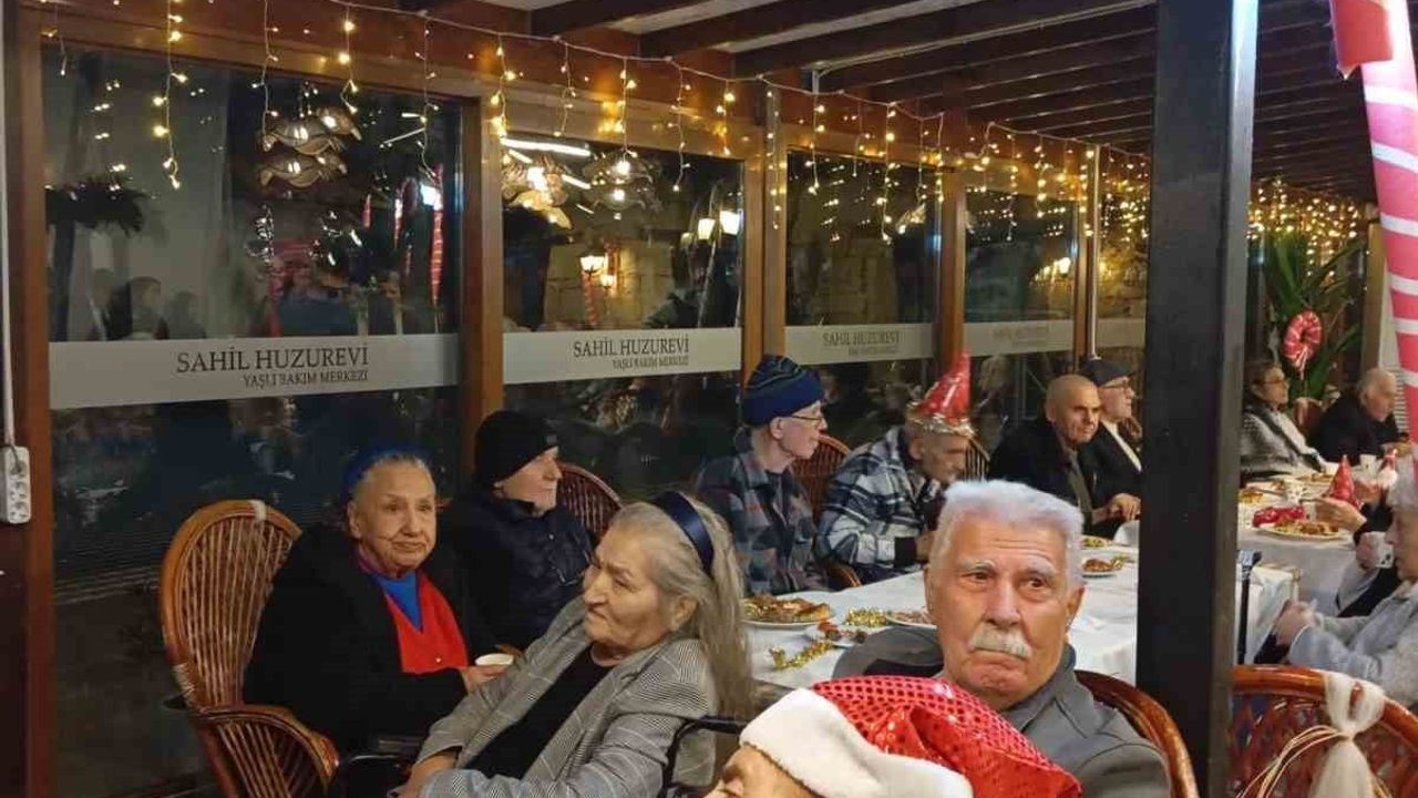 Ayvalık'tan Yaşlılara Erken Yılbaşı Kutlaması
