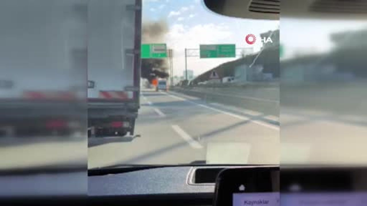 Bağcılar'da Araç Yangını: İtfaiye Ekipleri Olay Yerinde