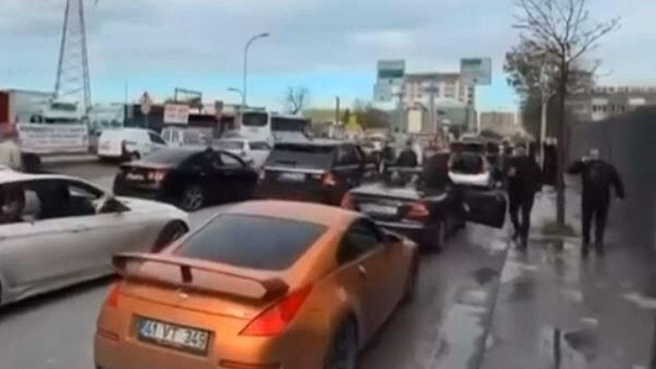 Bağcılar'da Düğün Konvoyu Trafiği Kilitledi
