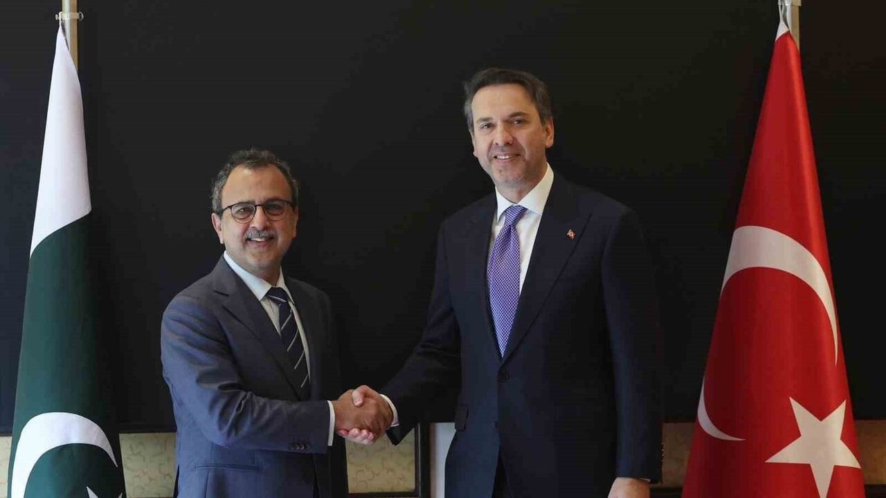 Bakan Bayraktar, Pakistan'da Enerji İşbirliği Anlaşmaları İmzaladı