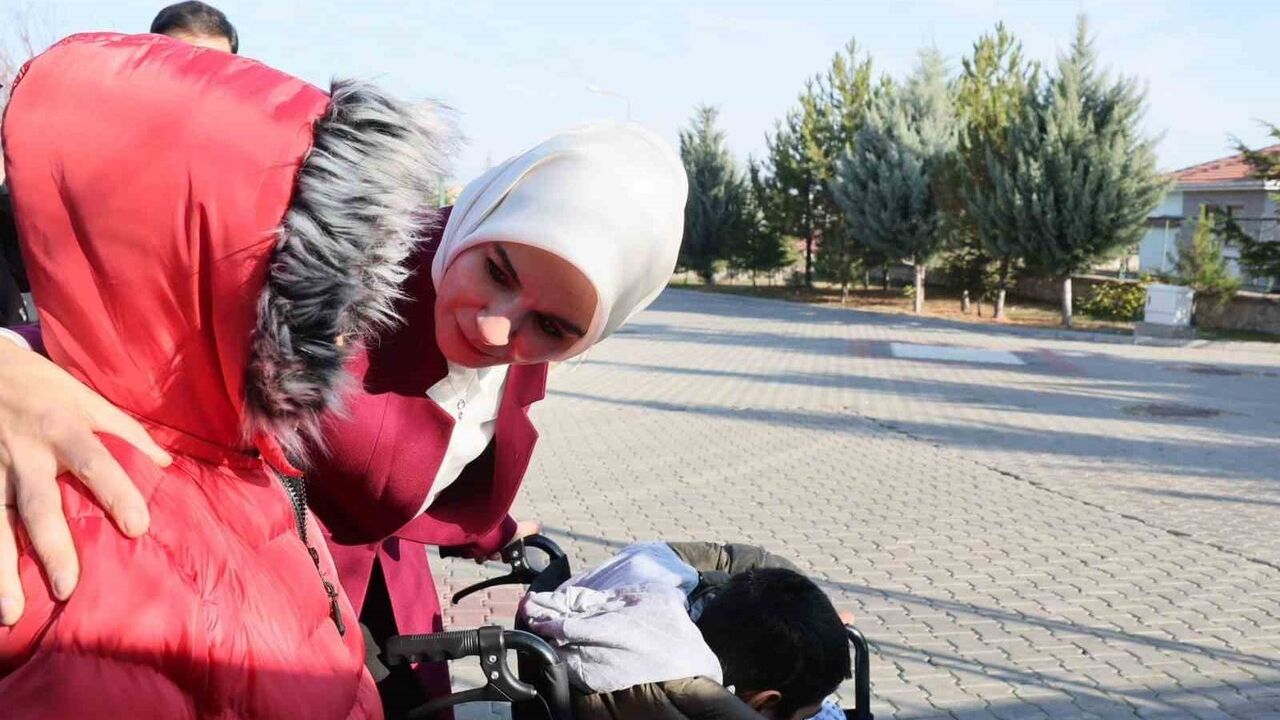 Bakan Göktaş, Devlet Korumasındaki Adnan'ı Ziyaret Etti