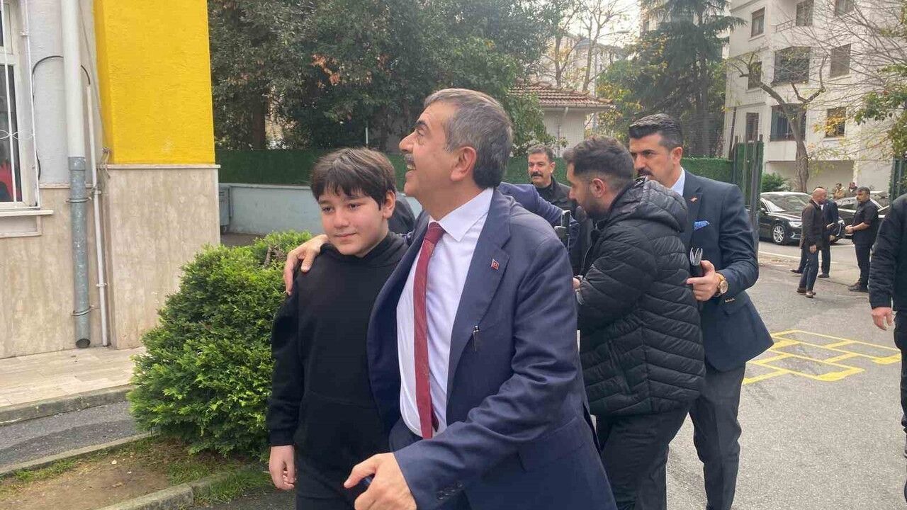 Bakan Tekin, 8. Sınıf Öğrencisinin Davetine Yanıt Verdi