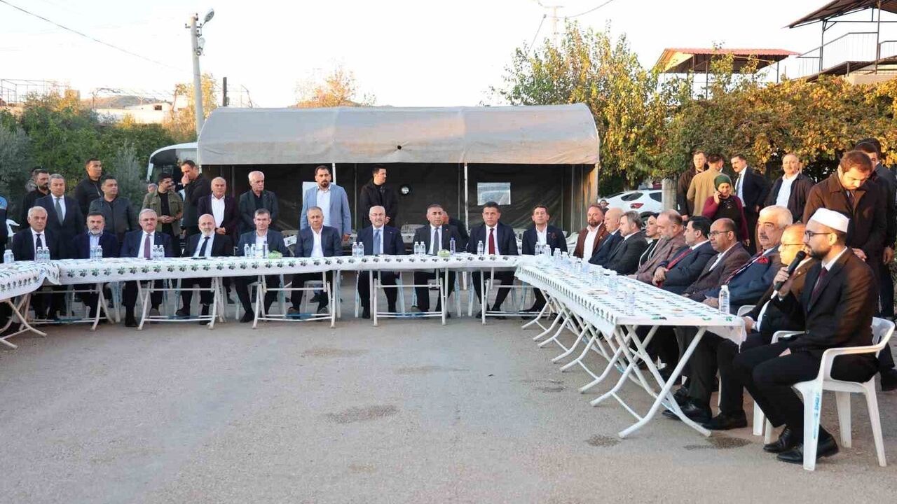 Bakan Yerlikaya, Kozan’da Taziye Ziyareti Gerçekleştirdi