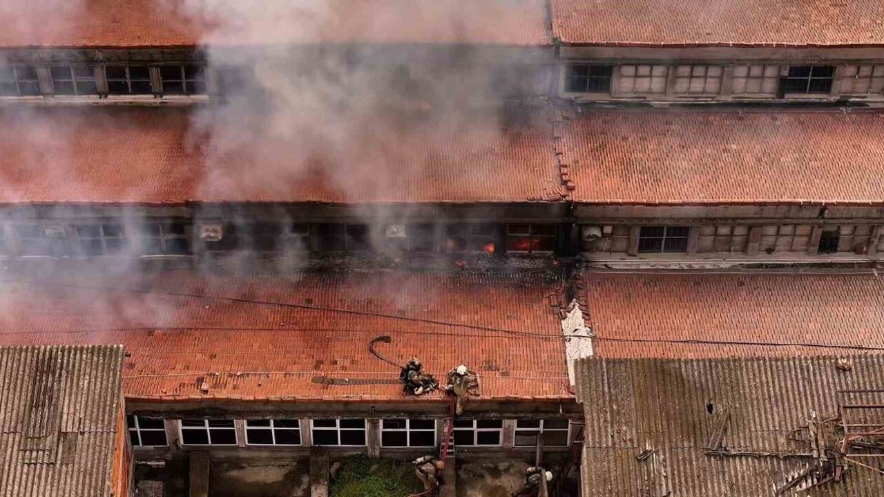 Bakırköy'de Fabrika Yangını: Dumanlar Uzak Mesafeden Görüldü