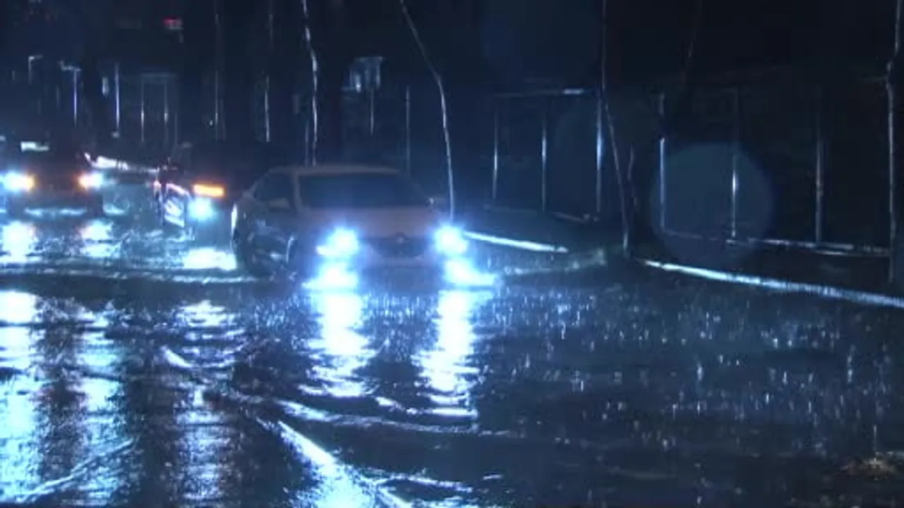 Bakırköy'de Sağanak Yağmur Yolculukları Zorlaştırdı