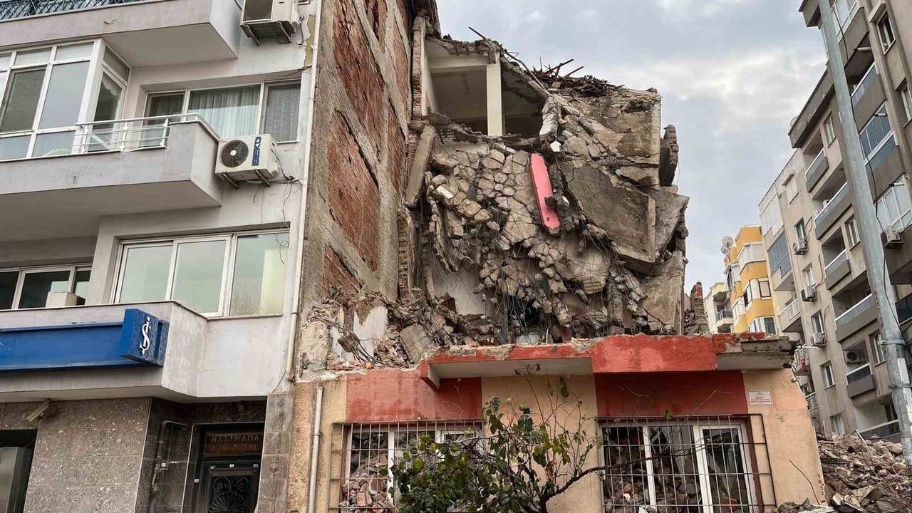 Balçova'da Kentsel Dönüşüm Yıkımı Sırasında Komşu Apartmanda Hasar Oluştu